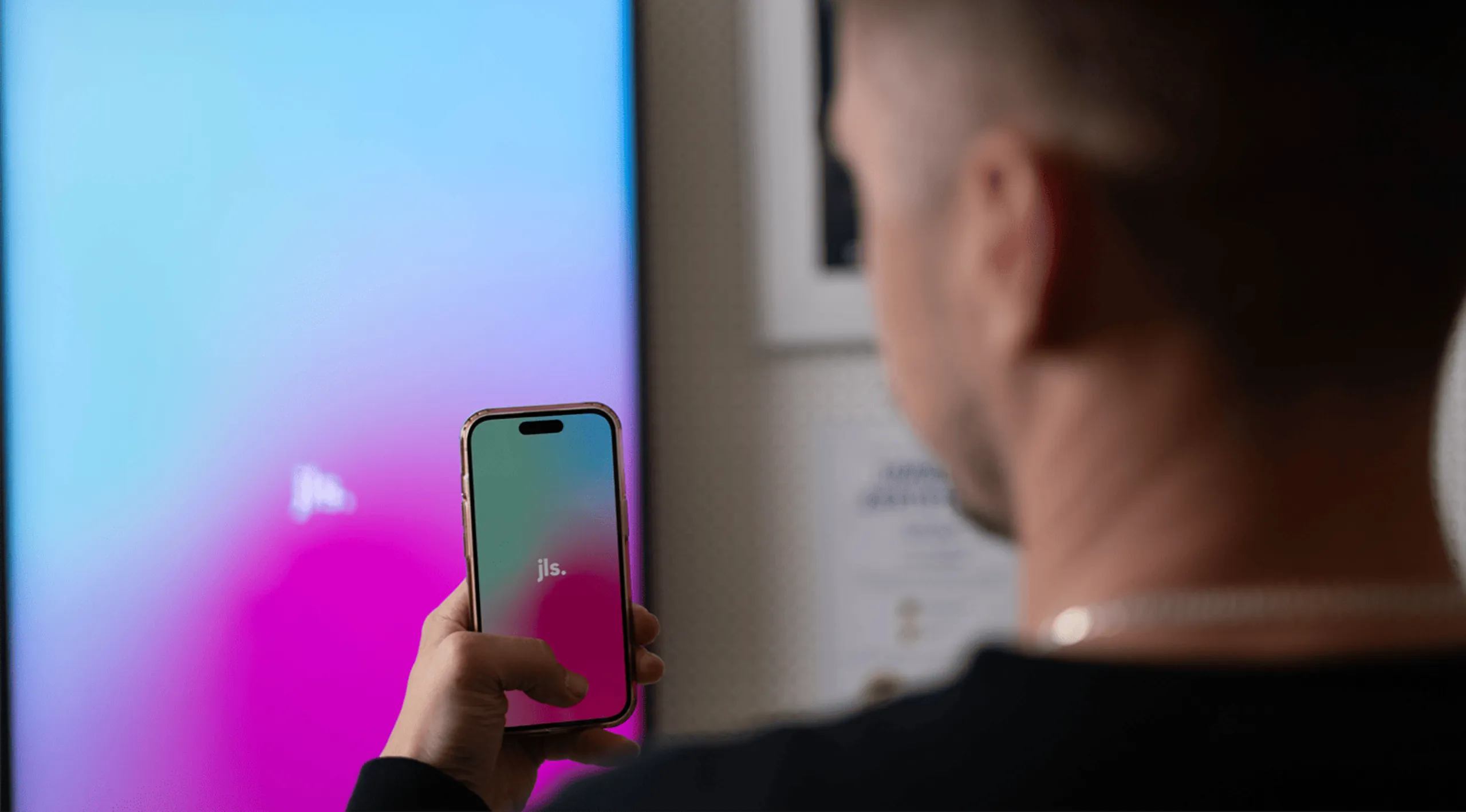 Eine Person interagiert mit einem Touchscreen – sinnbildlich für die gamifizierten Erlebnisse, die JLS schafft, um die Nutzerbindung zu steigern.