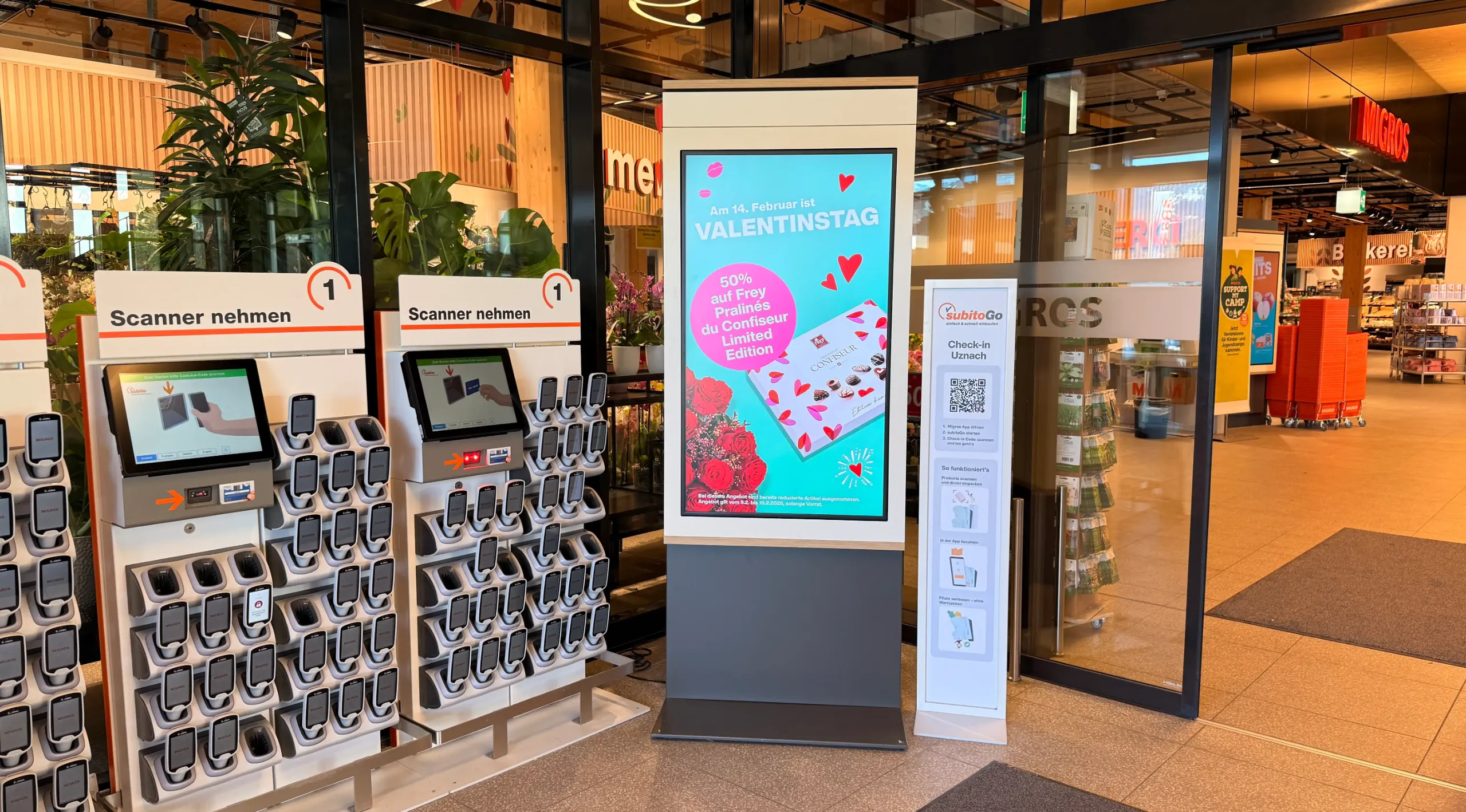 Migros Scanner Station mit Digital Signage Stele auf der Valentinstag Content läuft