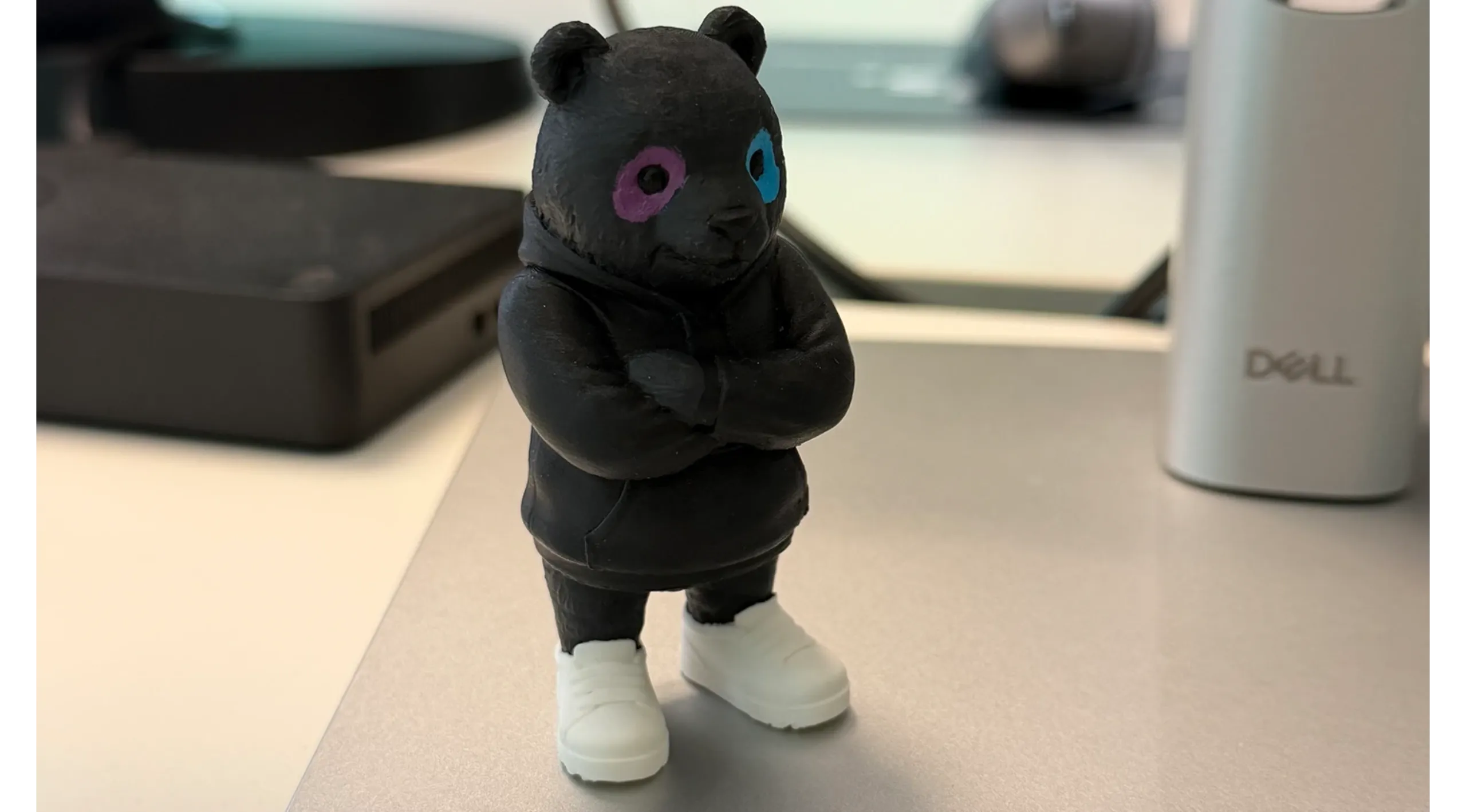 Ein jls-Panda aus dem 3D-Drucker steht auf dem Pult