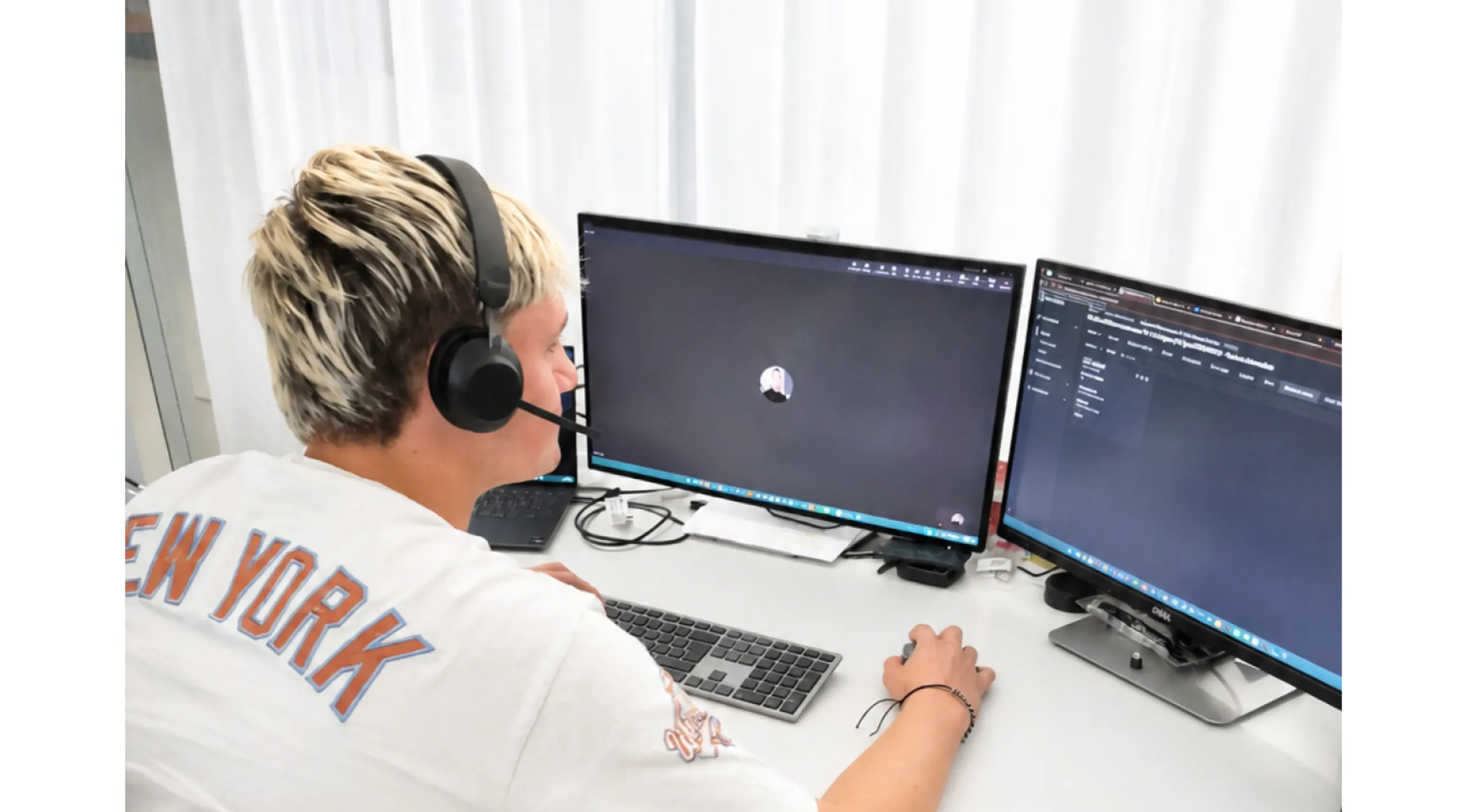 Lorenzo in Ausbildung zum ICT-Fachmann bei der Arbeit am Bildschirm.