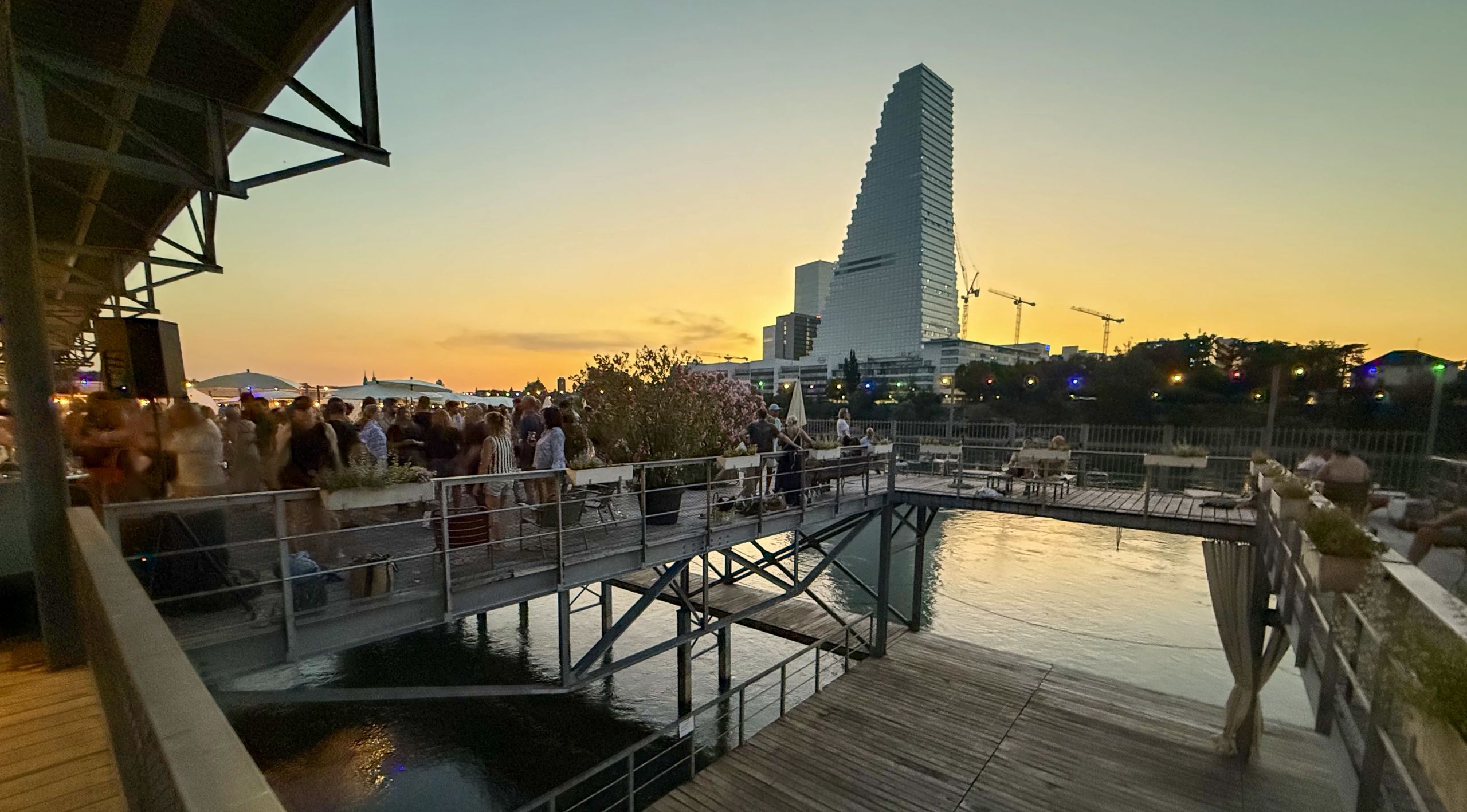 Abendstimmung am Rhein in Basel mit Roche-Turm während der Magnolia NEXT 2026