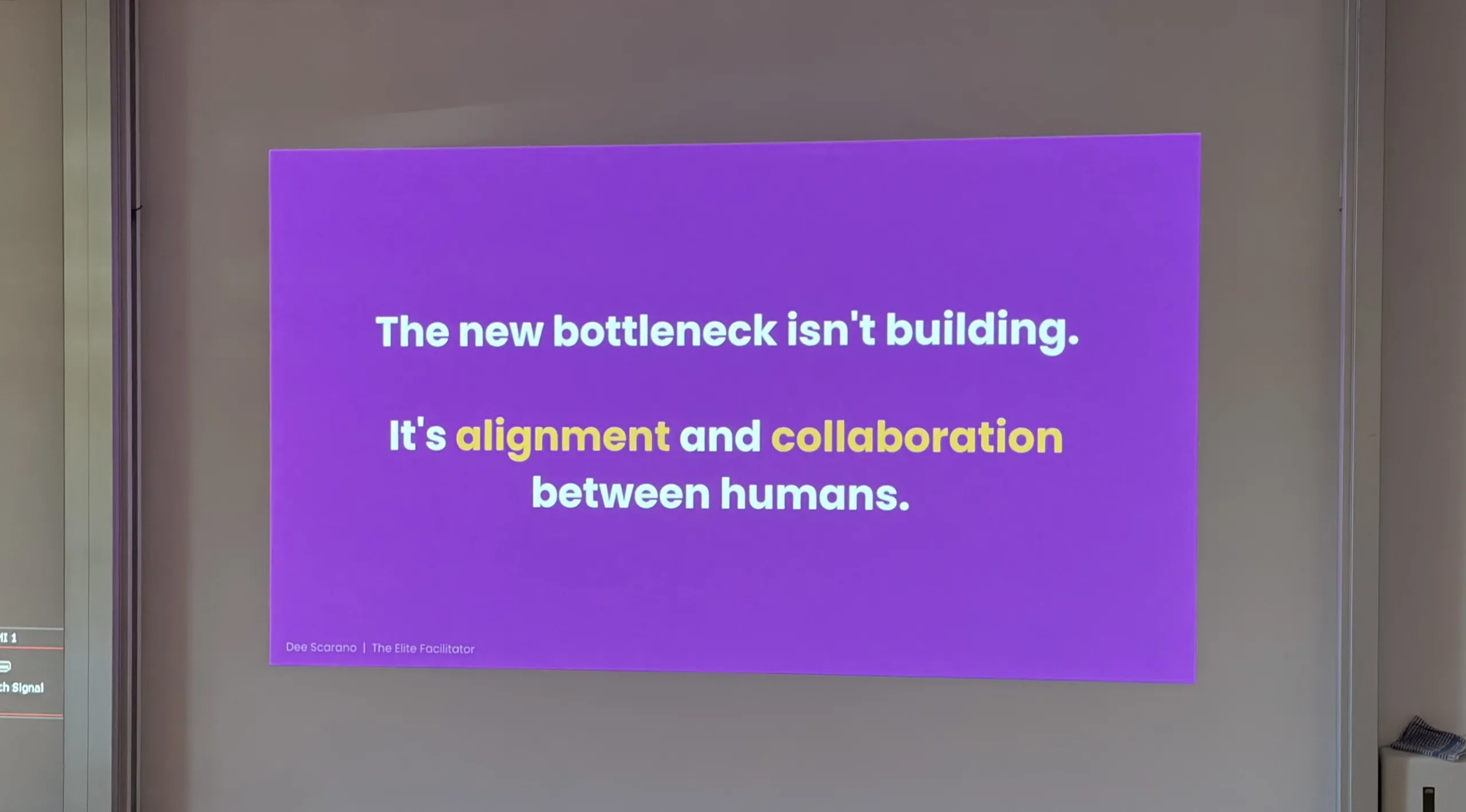 Foto von jls: Folie vom UX Camp Europe 2026 in Berlin, Zitat zu KI im UX, Bottleneck ist Alignment und Zusammenarbeit im Team.