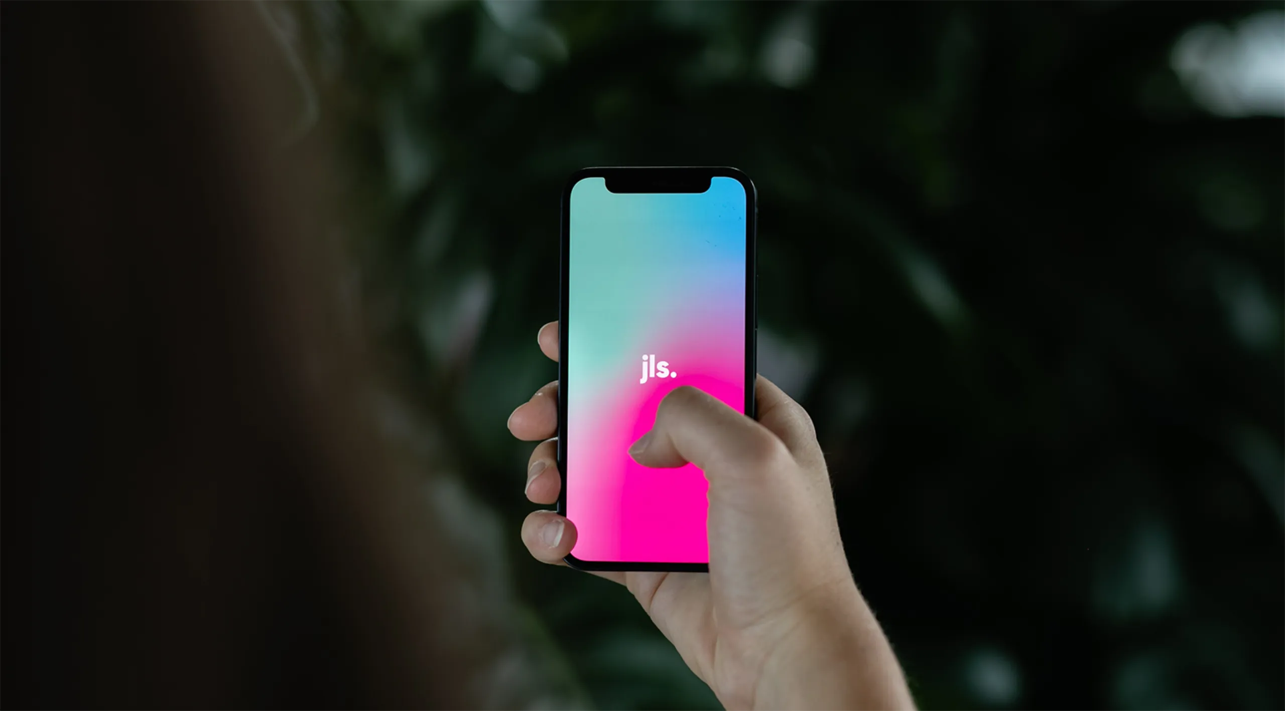 Smartphone mit jls-App auf buntem Screen – symbolisch für digitale Nutzerführung und mobile Touchpoints.