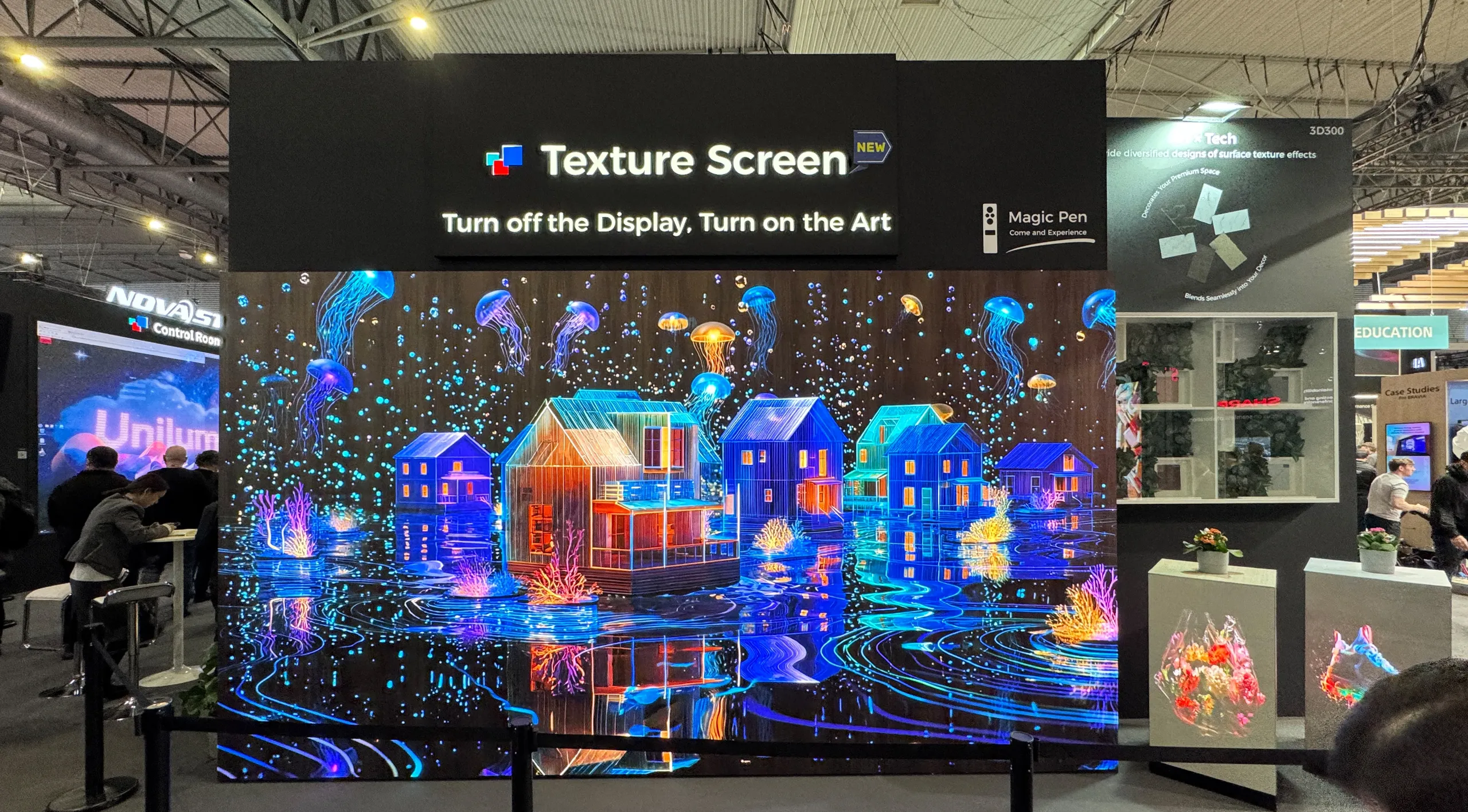 LED-Display mit Holztextur und lebendiger Stadtanimation auf der ISE 2026 Barcelona.