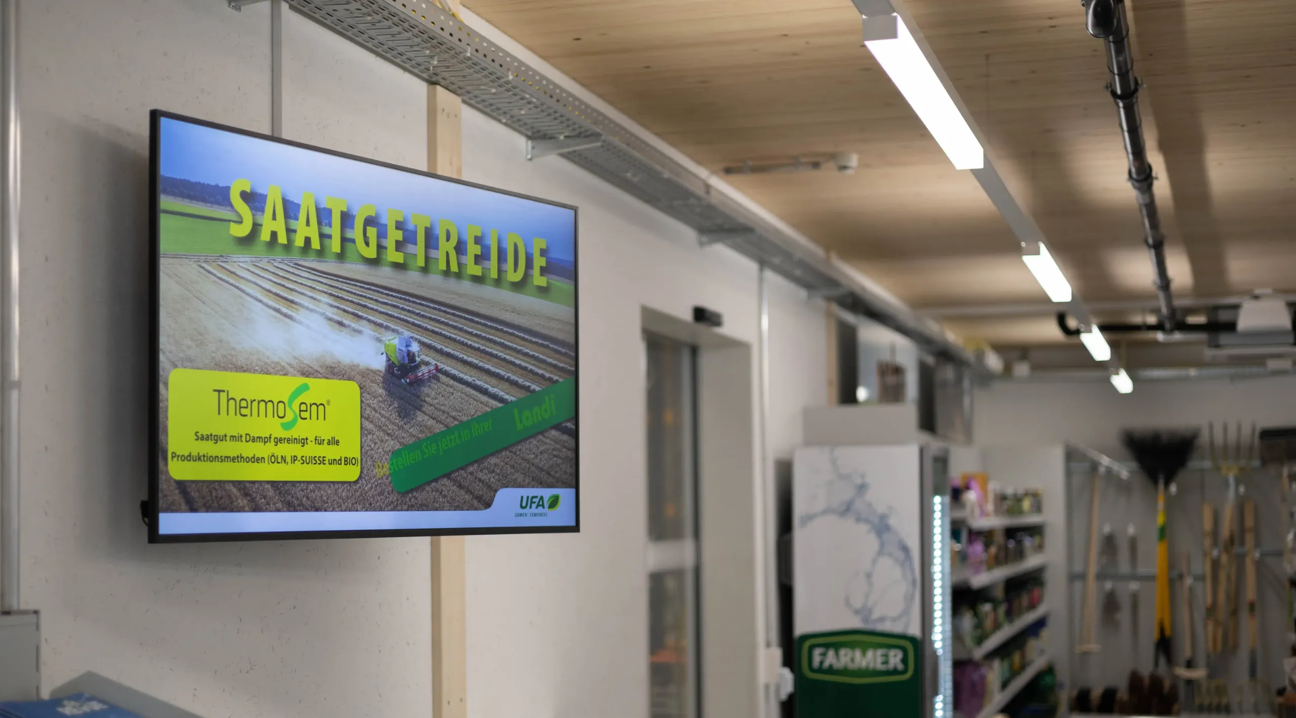 LANDI Agrar-Center in Niederhasli mit Digital Signage Screen im Eingangsbereich