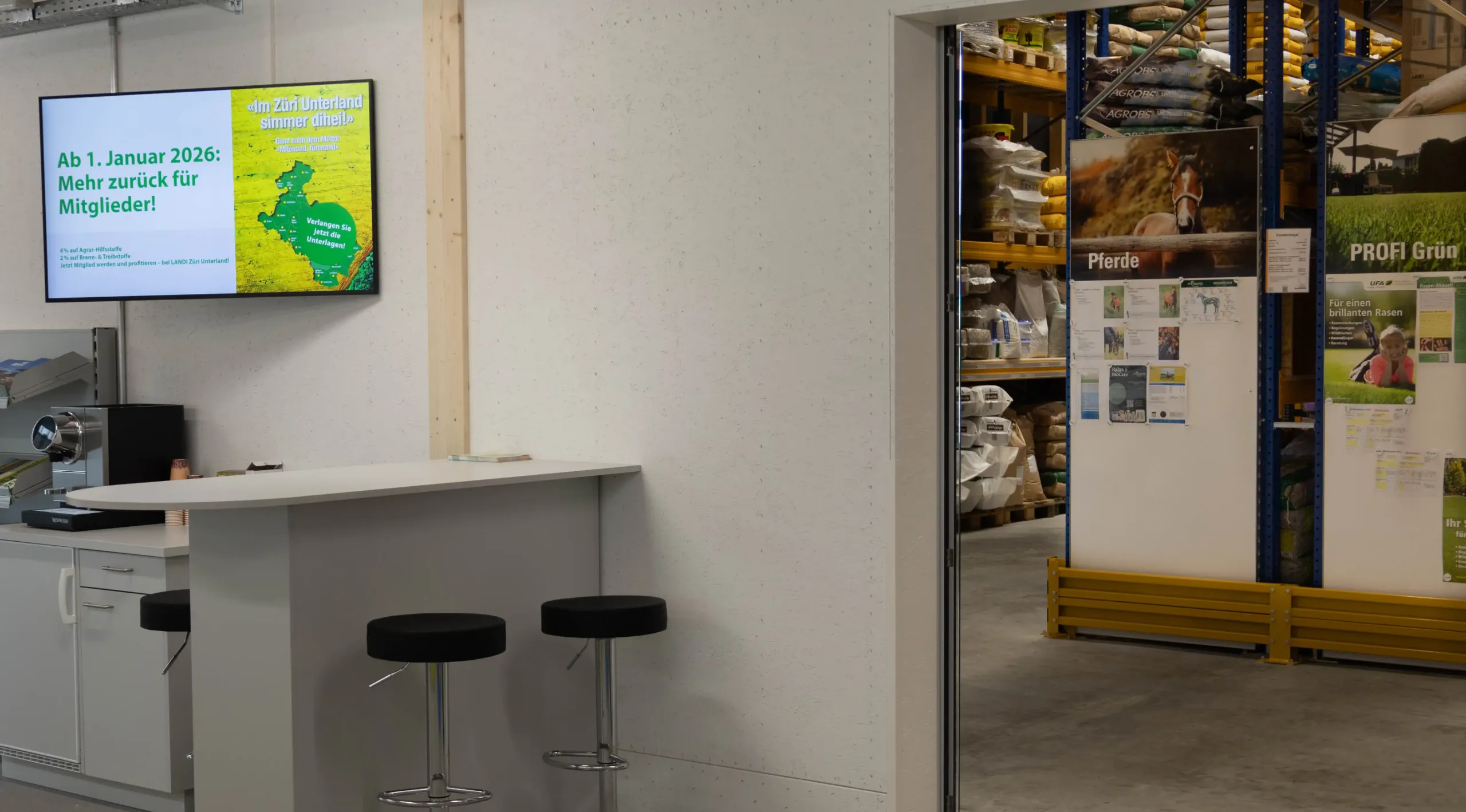 LANDI Agrar-Center in Niederhasli mit Digital Signage Screen im Eingangsbereich, Blick ins Agrar-Lager