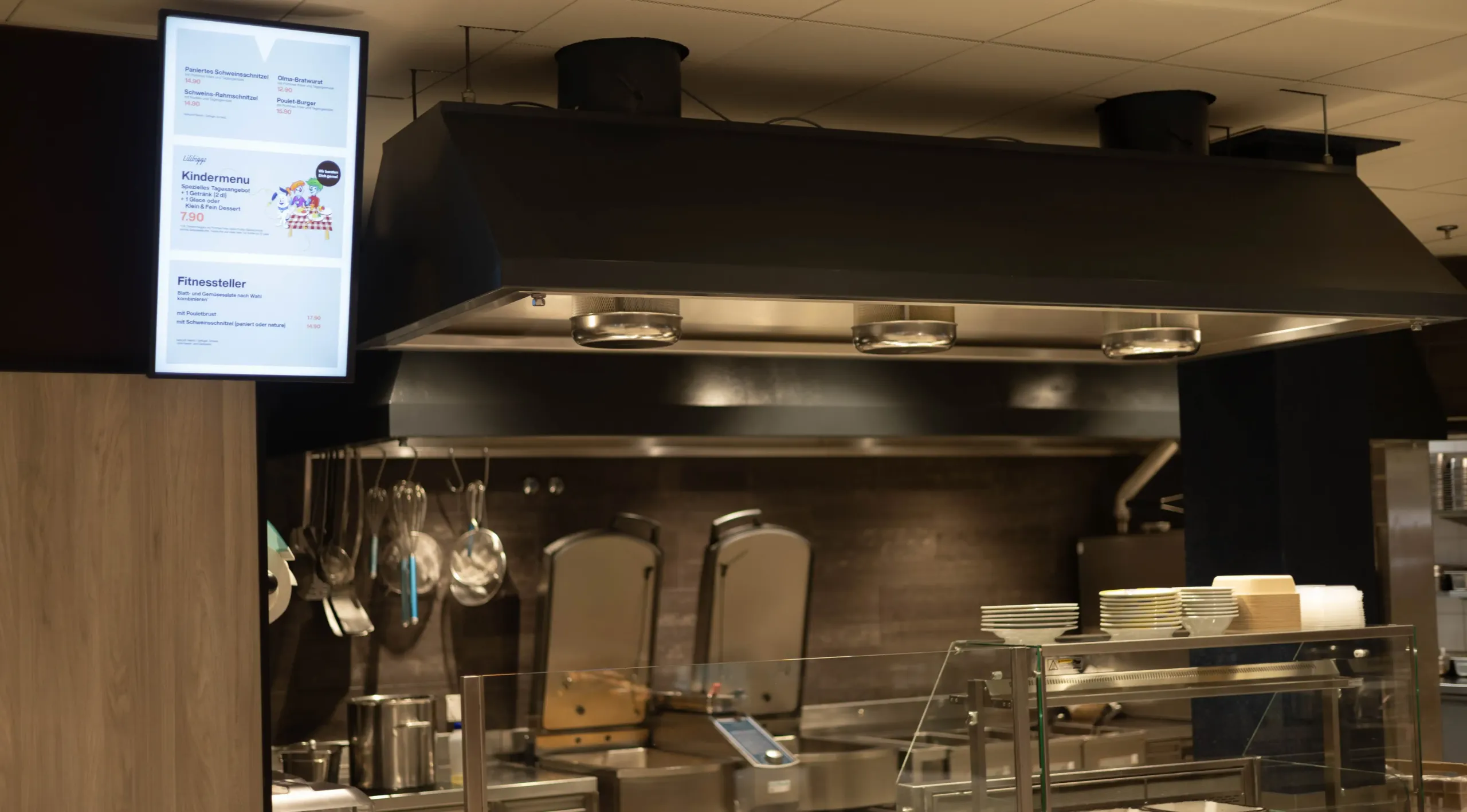 Migros Restaurant Menü Screen oberhalb Essensausgabe