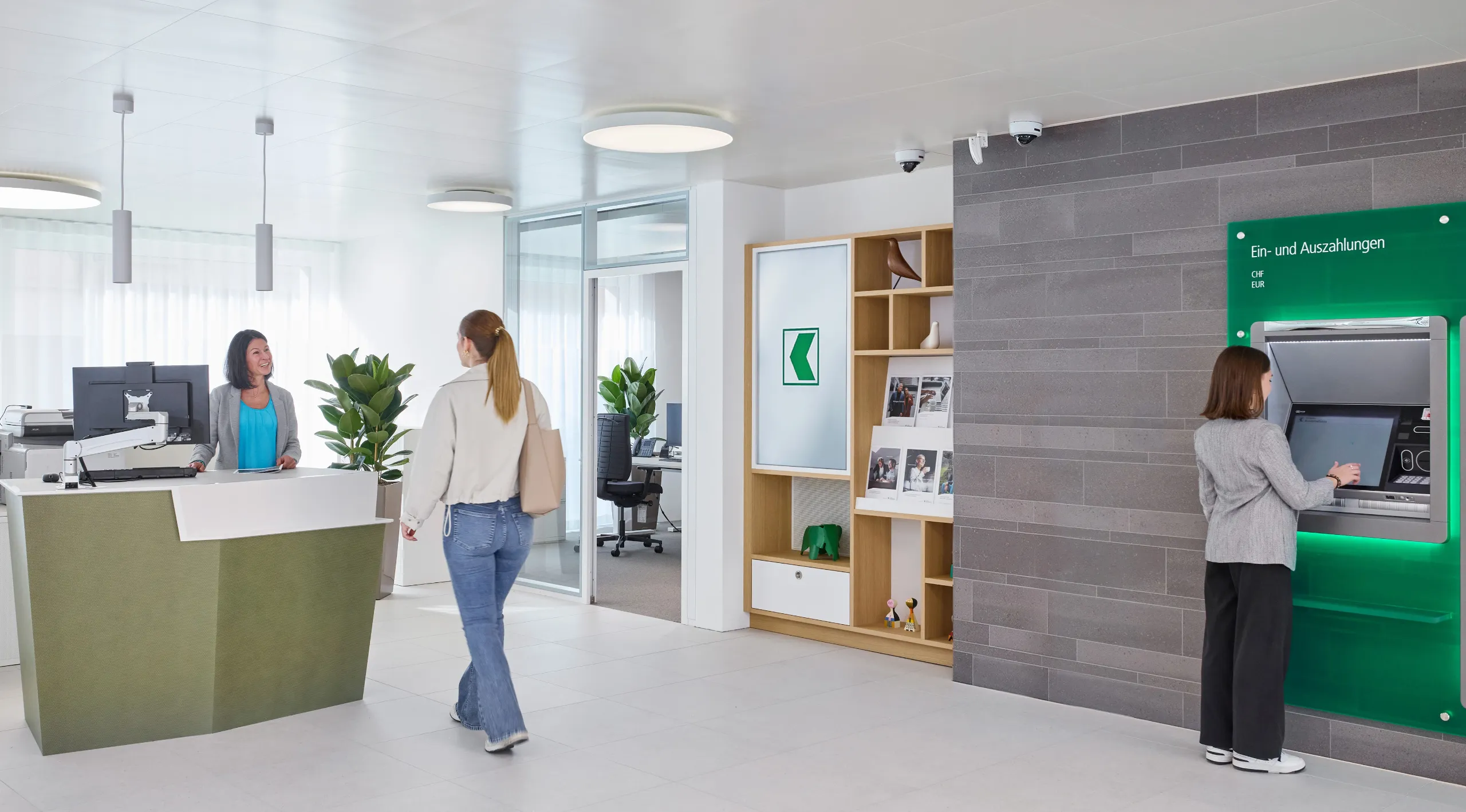 SGKB-Filiale mit Digital Signage Lösung von jls im Kundenbereich und Selbstbedienungszone zur standortspezifischen Filialkommunikation.