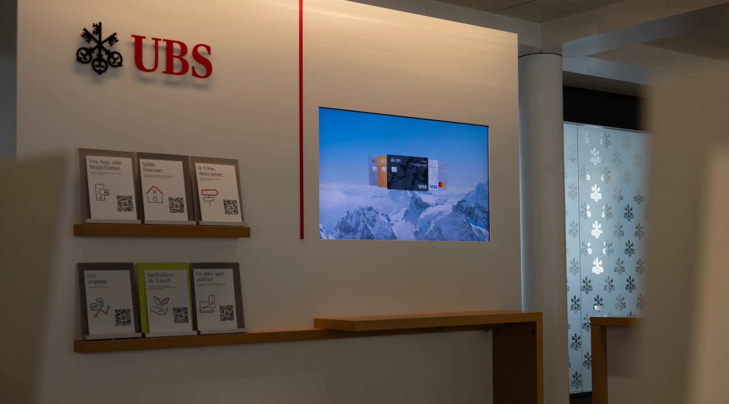 UBS Digital Signage Screen in der UBS Kundenzone