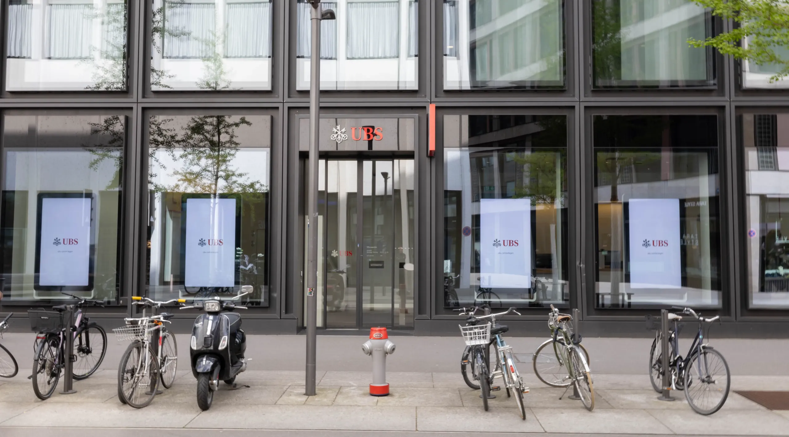 UBS Digital Signage Schaufenster Screens in der Europaallee in Zürich