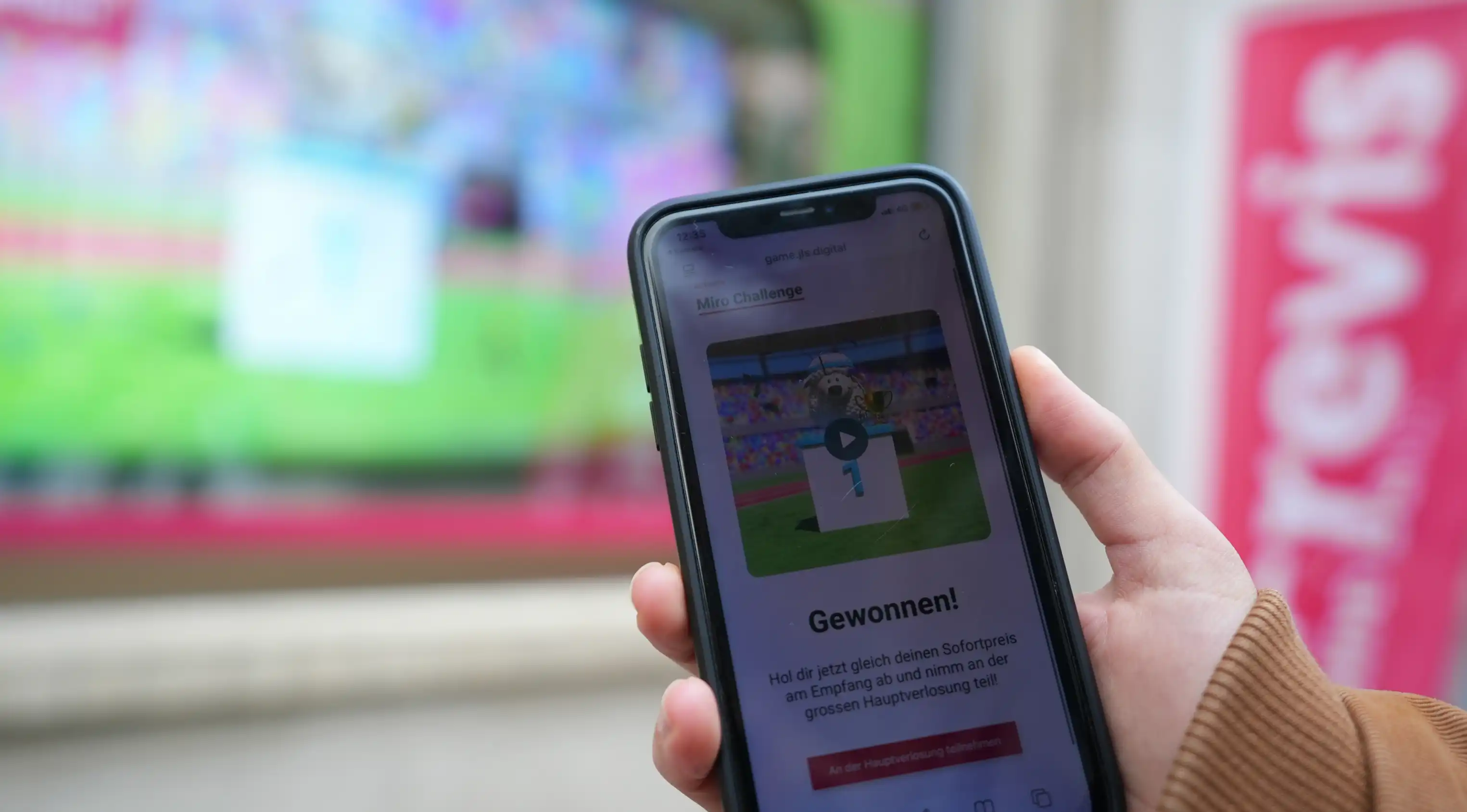 Gamification von jls im acrevis Schaufenster in St. Gallen, Gewinnanzeige der Miro Challenge auf dem Smartphone.
