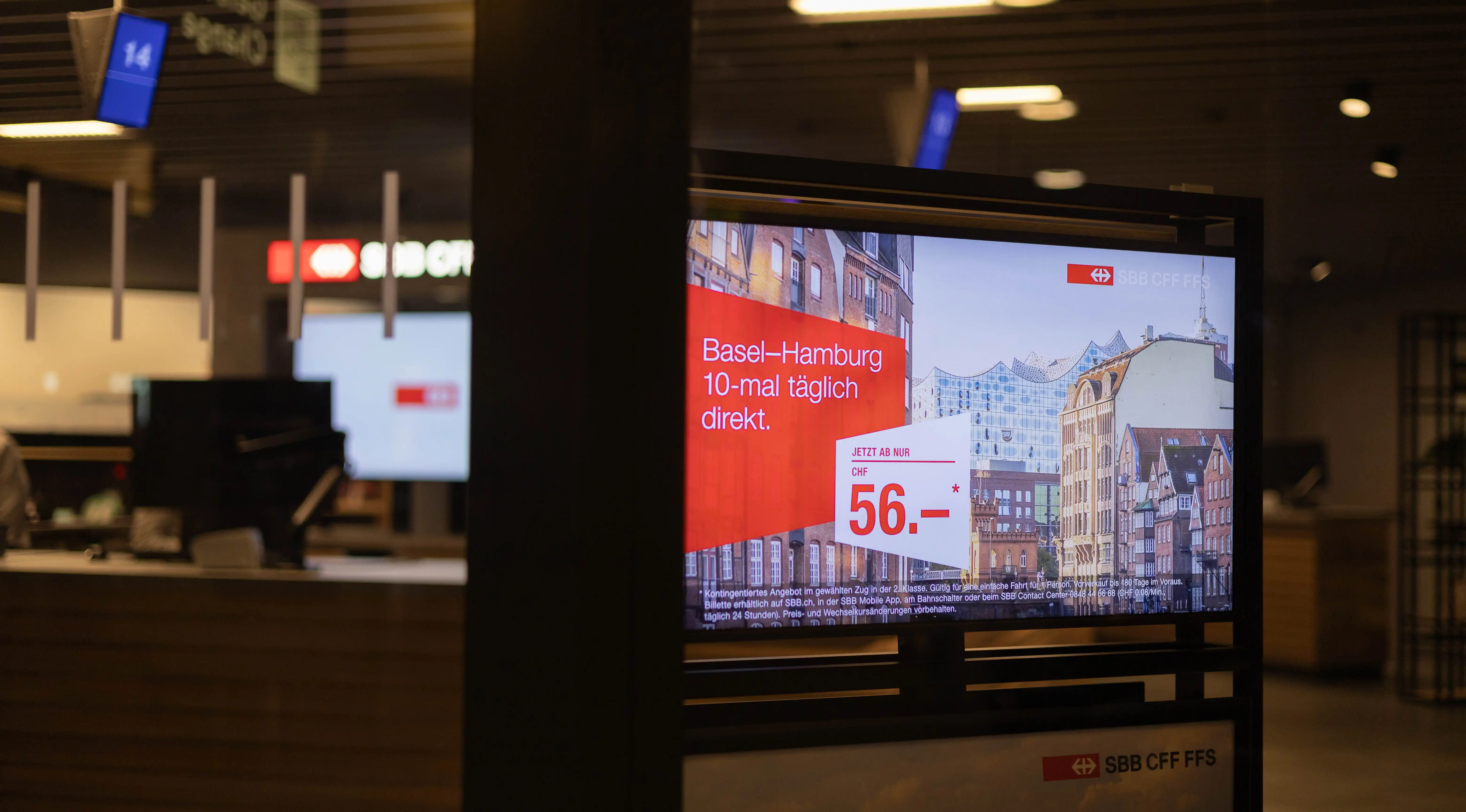 SBB Reisezentrum mit jls Digital Signage Screen zur Kundeninformation und Werbeausspielung entlang der Customer Journey.