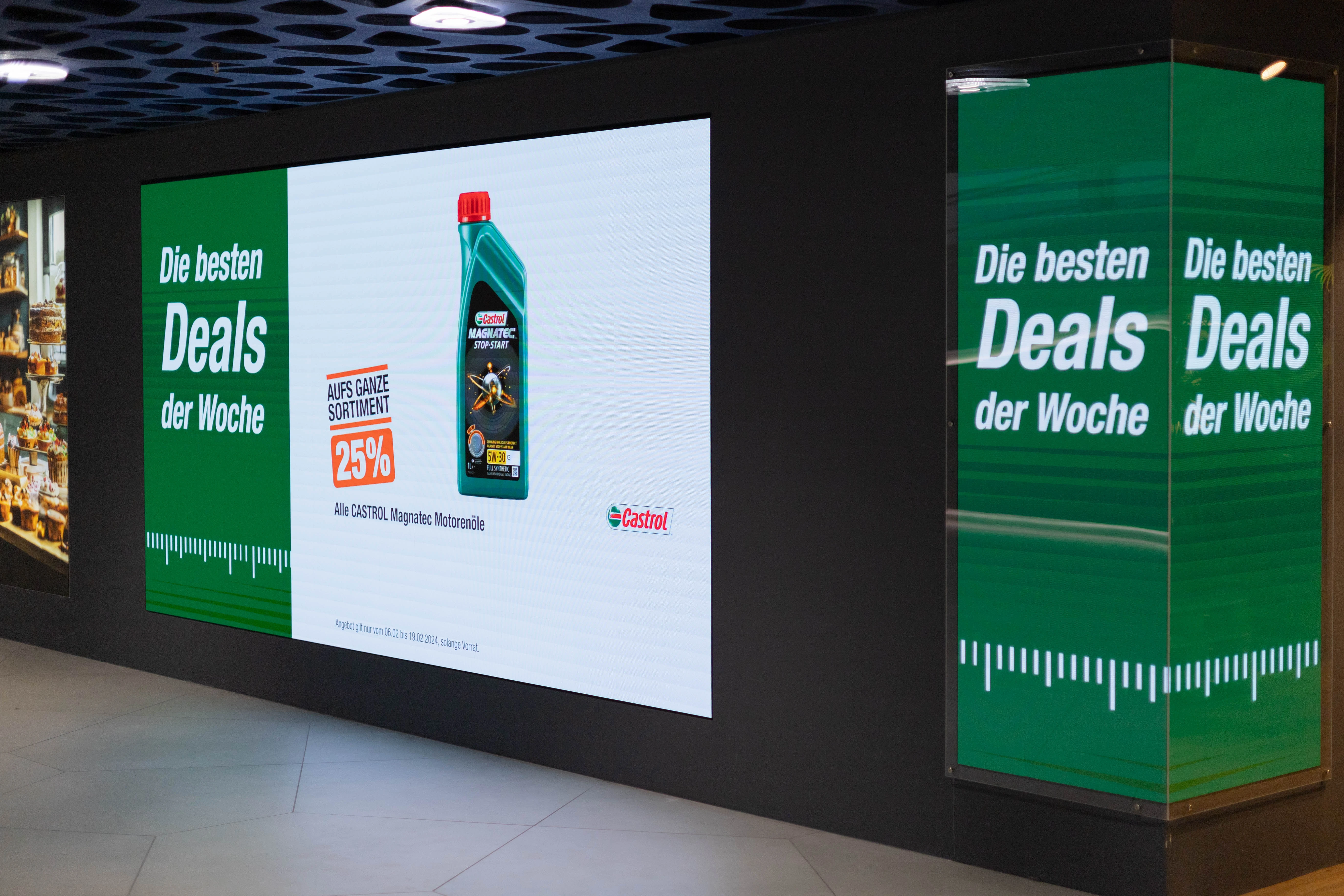 Grossflächige Digital Signage Wand von jls mit Castrol Angebotskommunikation im Einkaufszentrum.