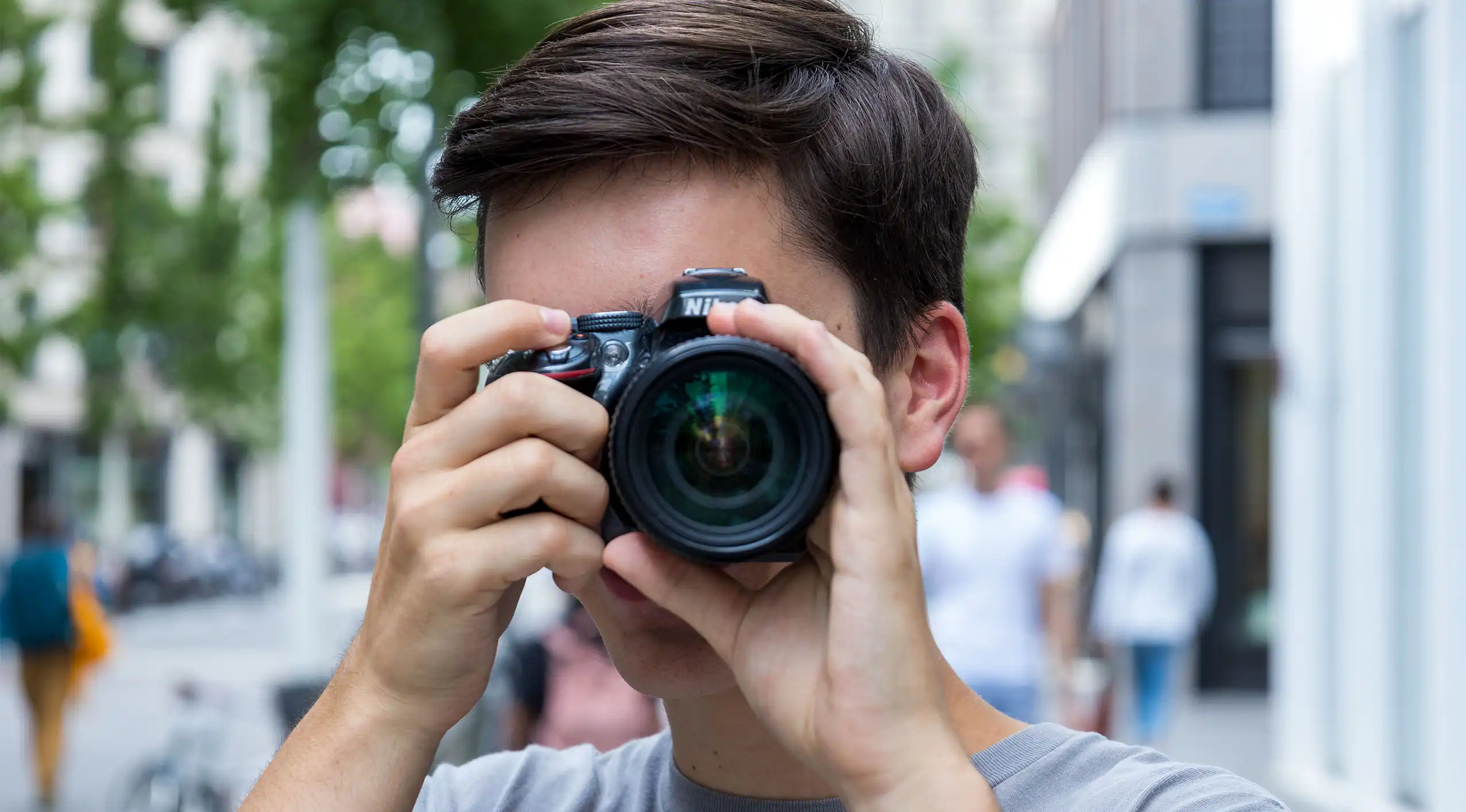 Mediamatik-Lernender bei jls fotografiert in der Stadt – Symbolbild für den kreativen Einstieg ins Berufsleben in der Creation