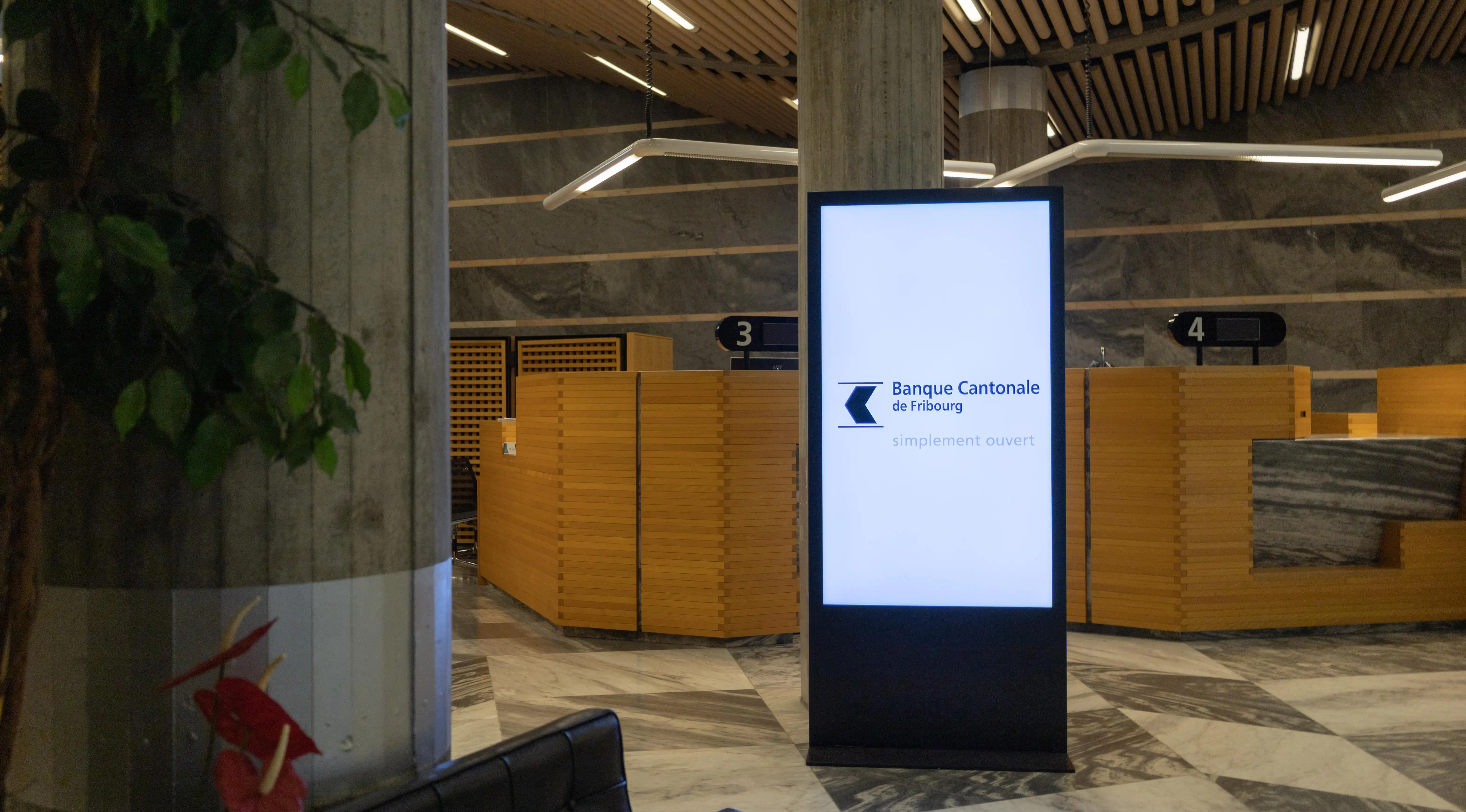 Digital Signage Screen in Bankfiliale FKB