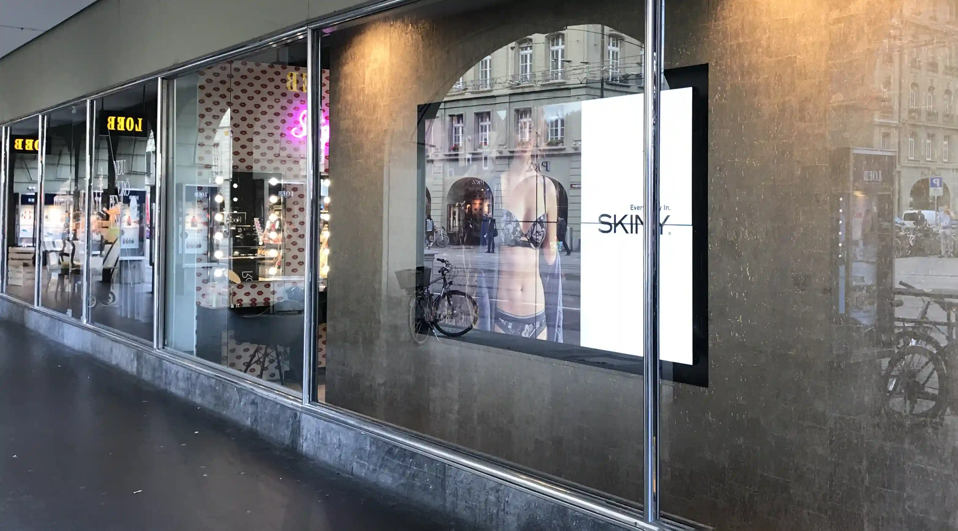 LOEB Egge in Bern mit Digital Signage Screen im Schaufenster