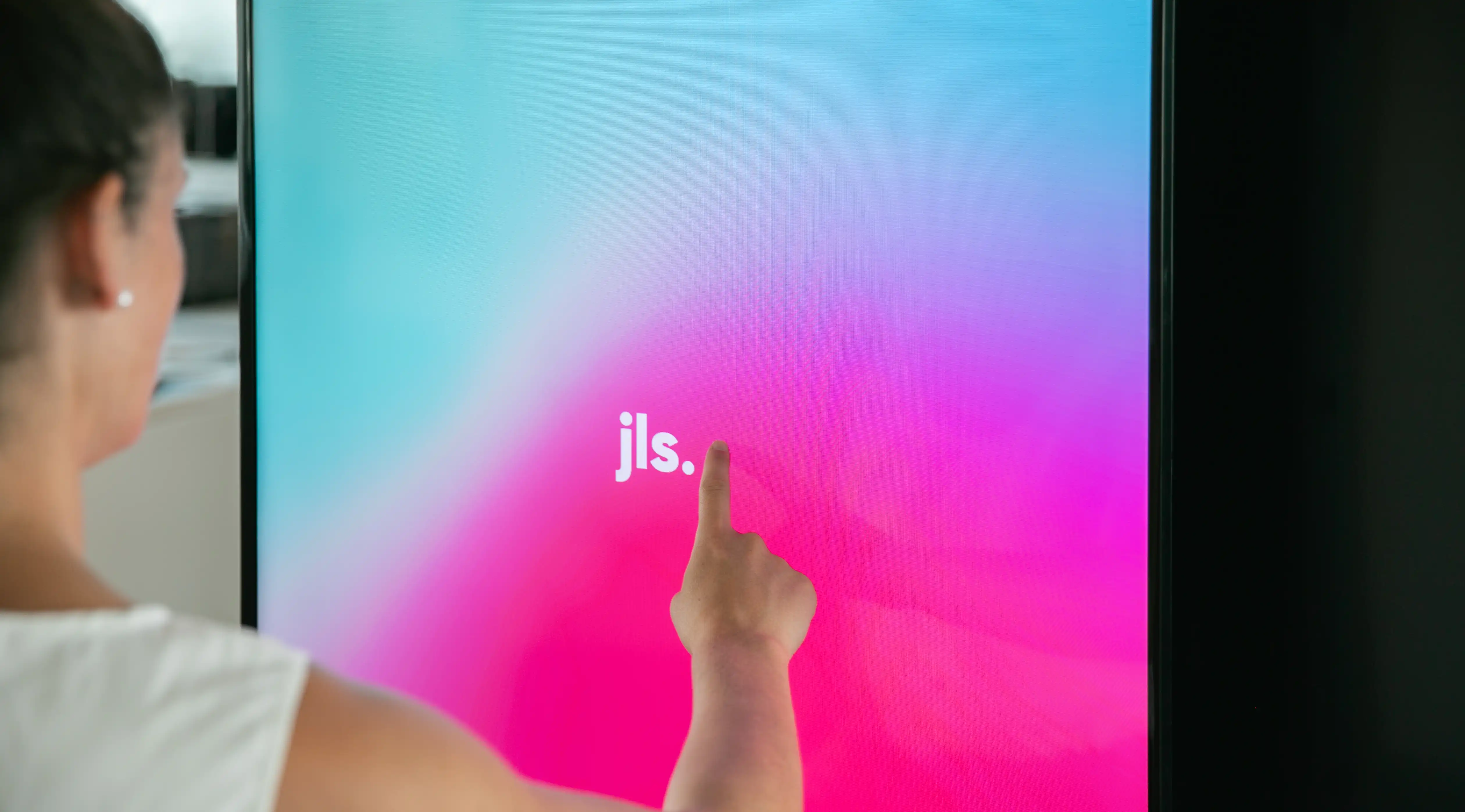 Mensch interagiert mit Touchscreen