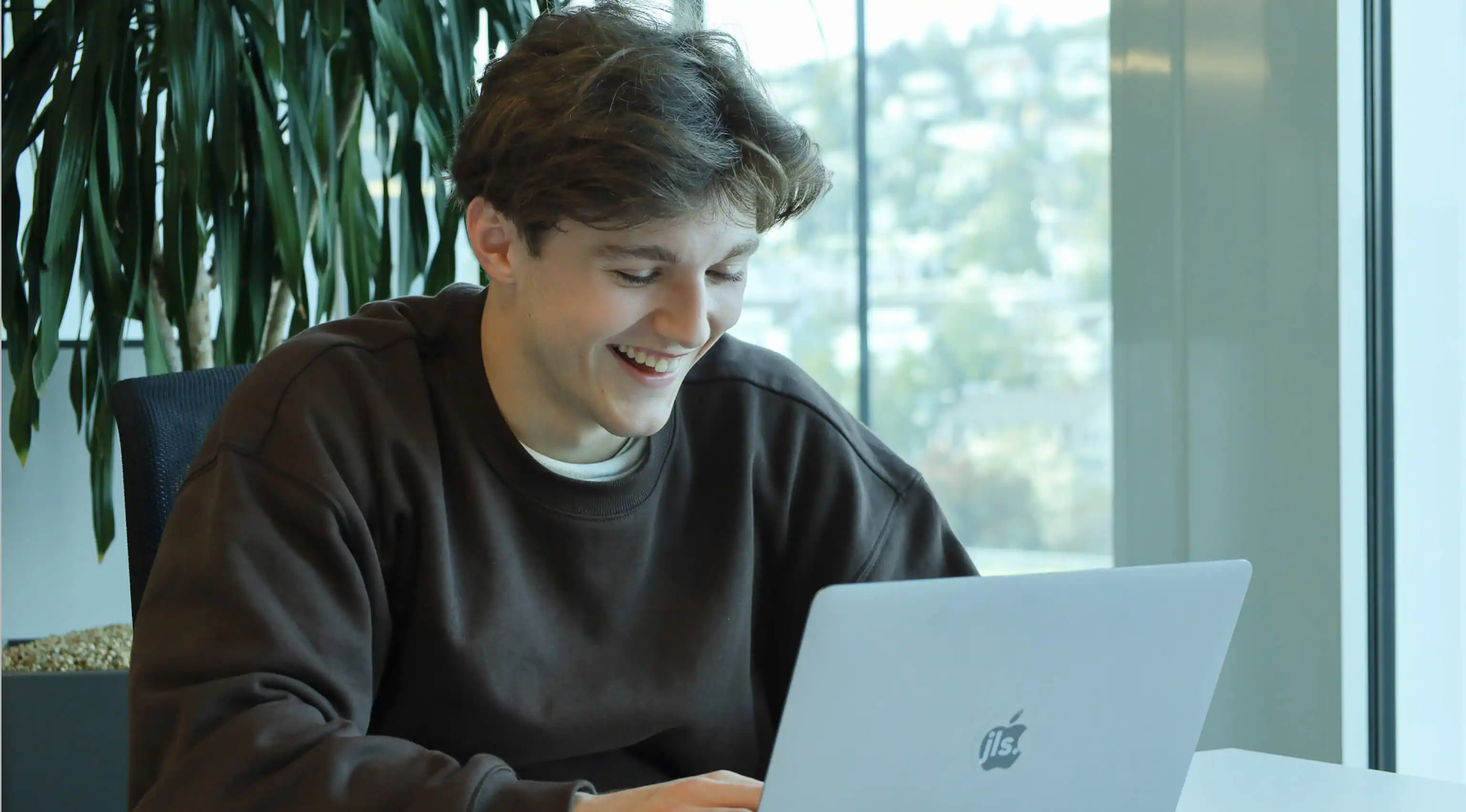 Person skizziert an einem Tablet – Symbolbild für die kreative Ausbildung als Interactive Media Designer bei jls