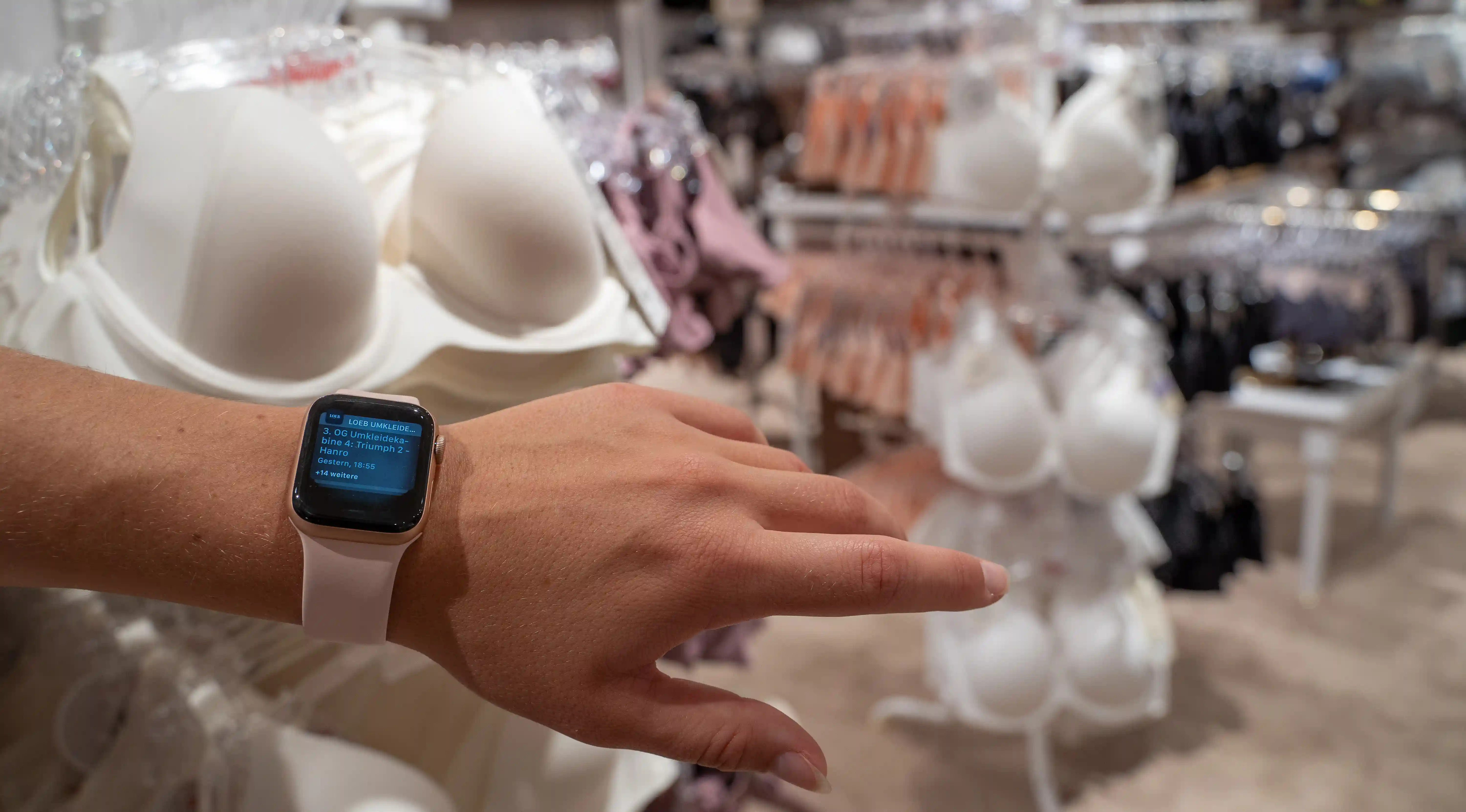 Apple Watch mit Meldung in LOEB Umkleide
