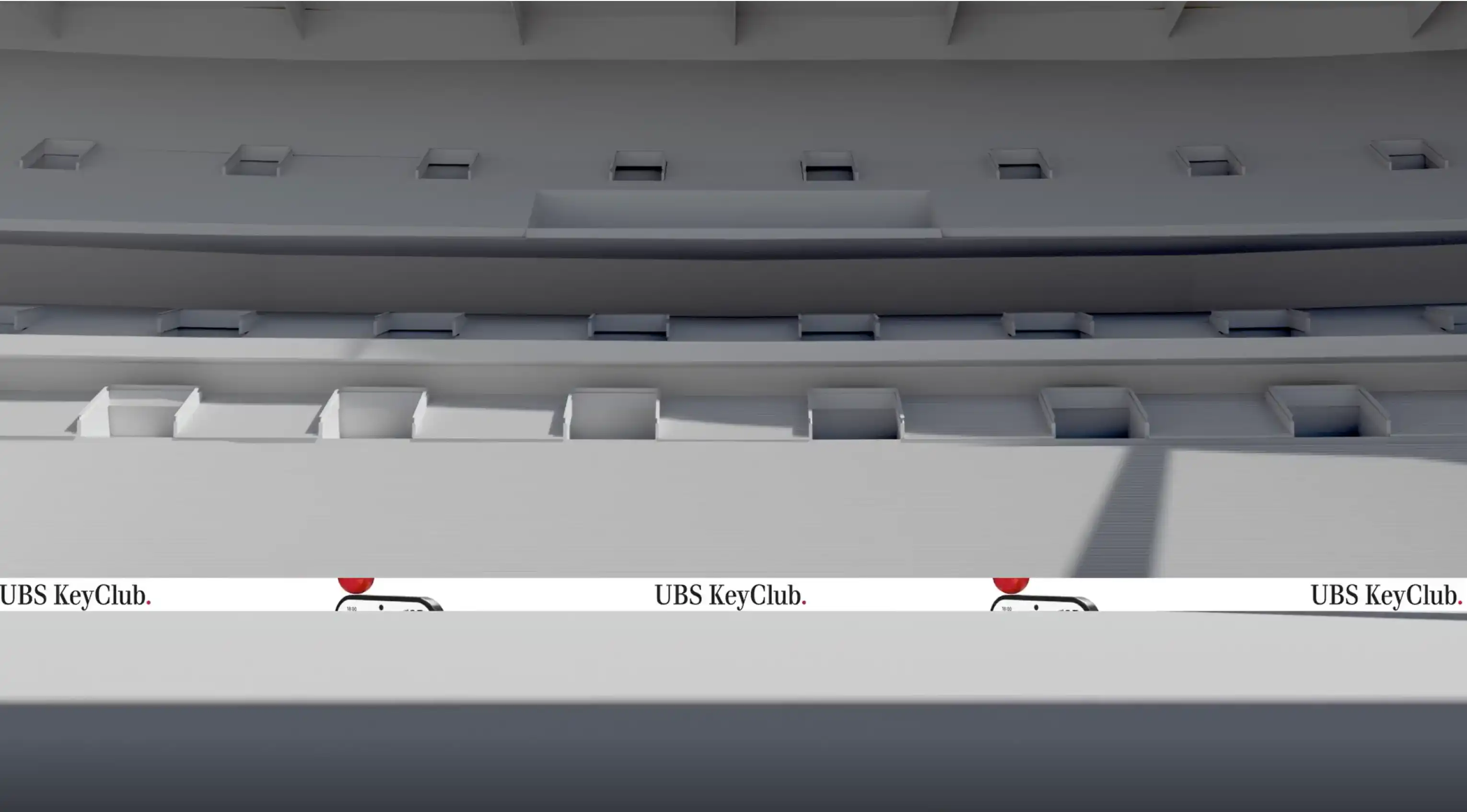 LED-Bande mit UBS Branding entlang des Spielfelds in einem Fussballstadion.