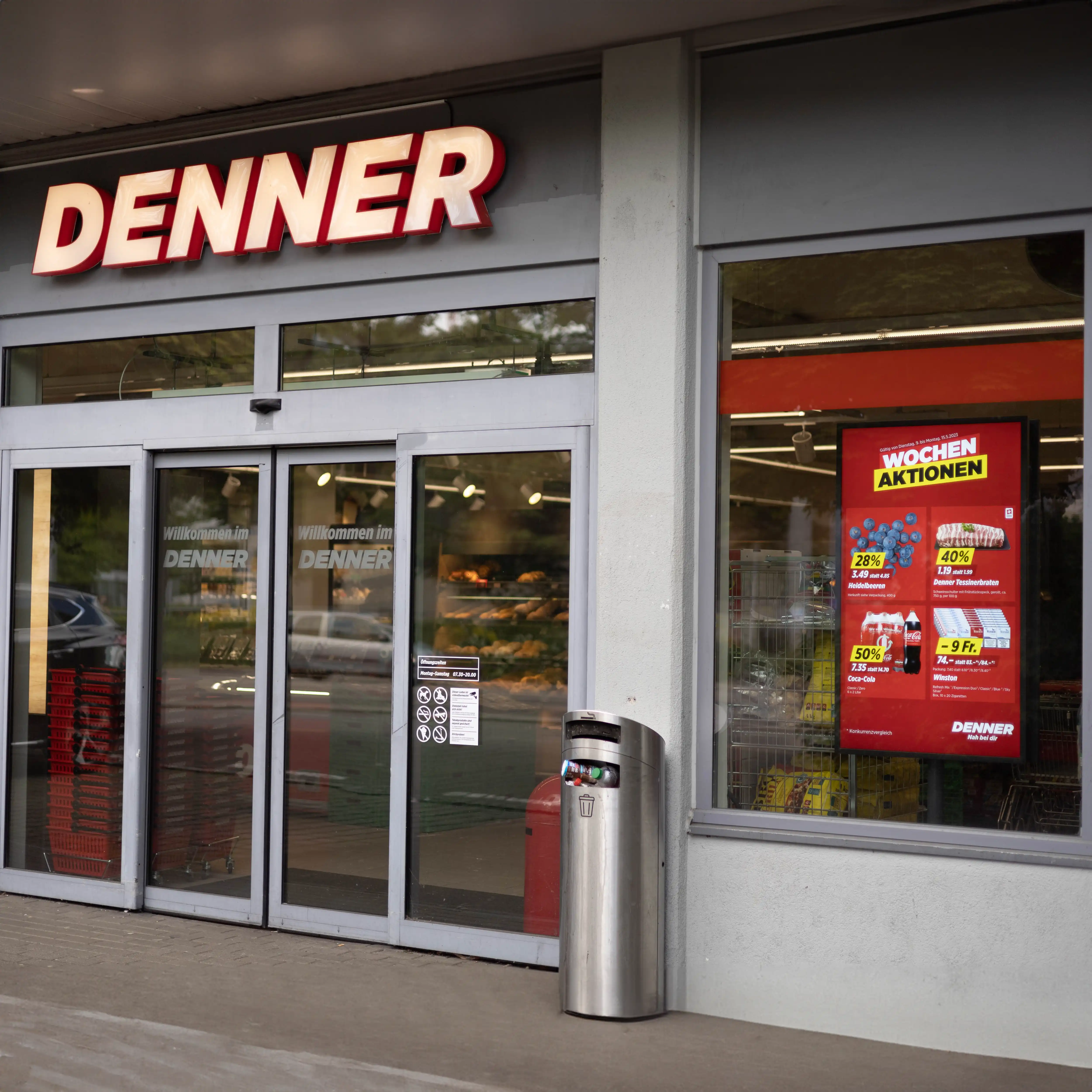 Modernisiertes Denner Filialkonzept mit Digital Signage Screens im Schaufenster und im Kassenbereich.