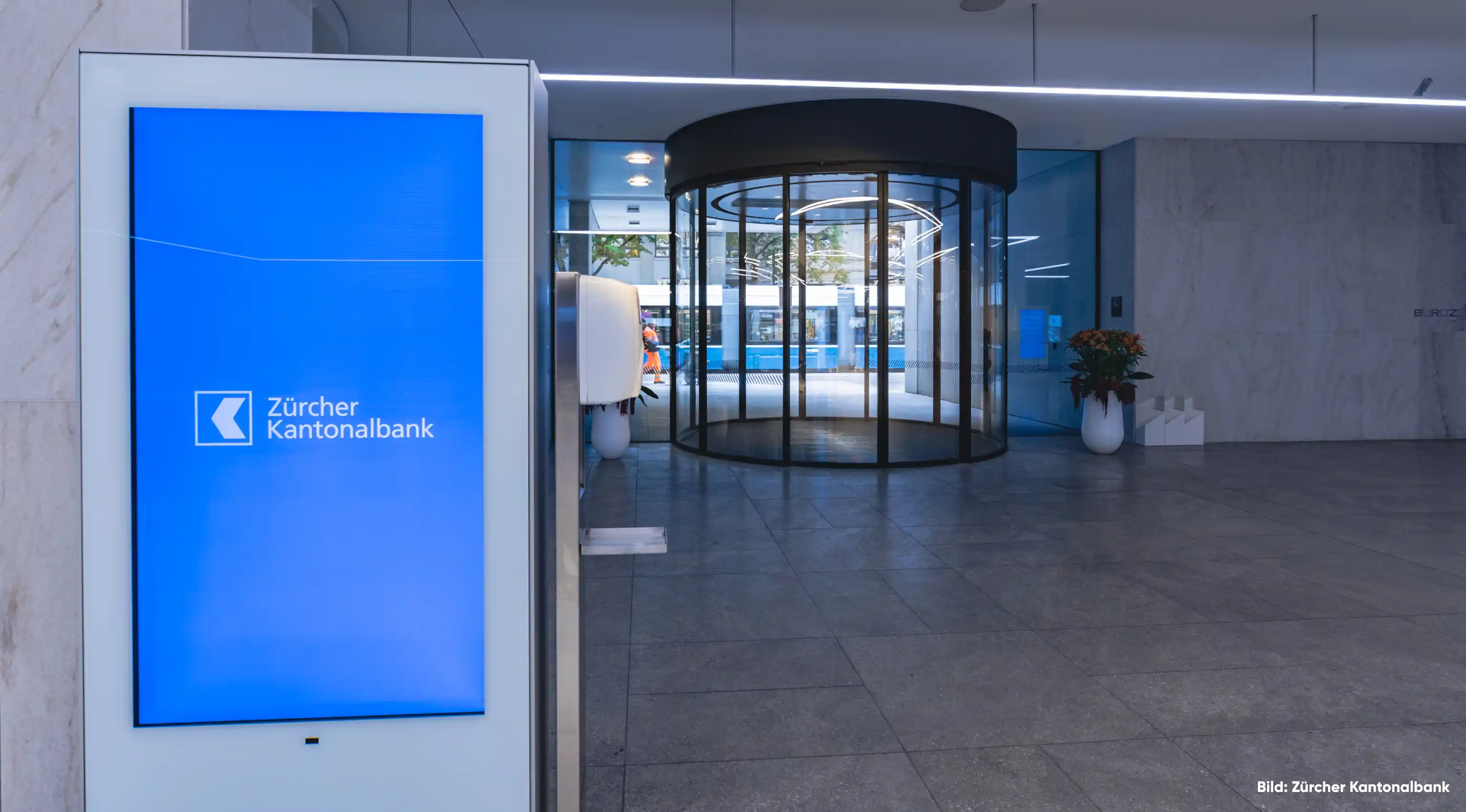 Zürcher Kantonalbank Filiale mit jls Digital Signage Screen im Eingangsbereich für moderne POS-Kommunikation.