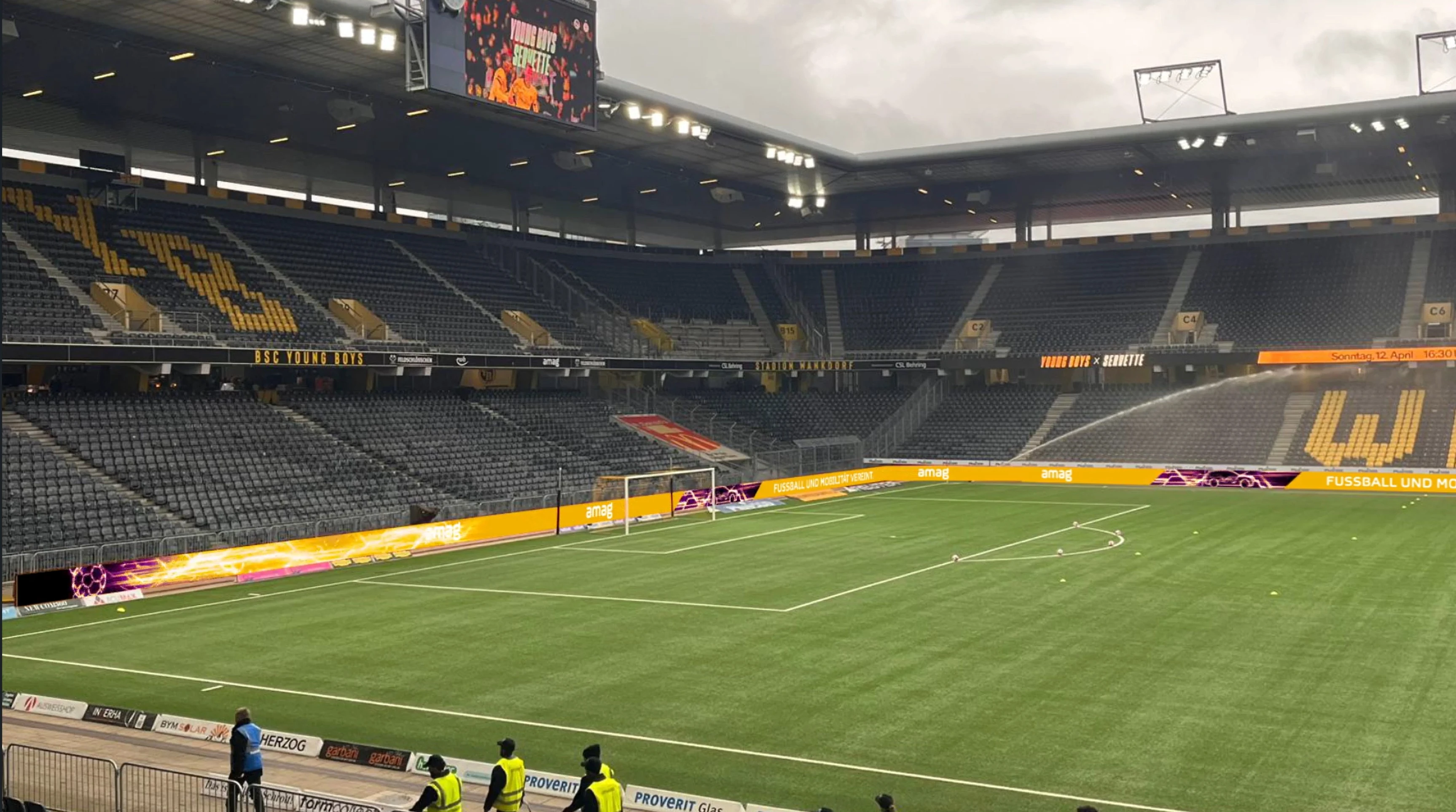 AMAG LED-Banden von jls im Stadion Wankdorf in Bern mit bewegtem Content entlang des Spielfelds.
