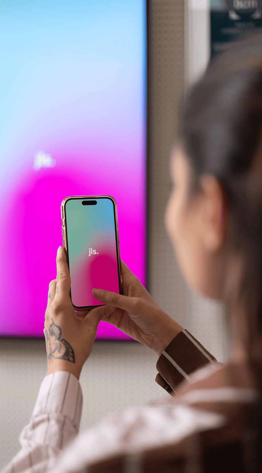 Eine Person interagiert mit einem Touchscreen. Symbolisch für die gamifizierten Erlebnisse, die jls für mehr Nutzerengagement schafft.