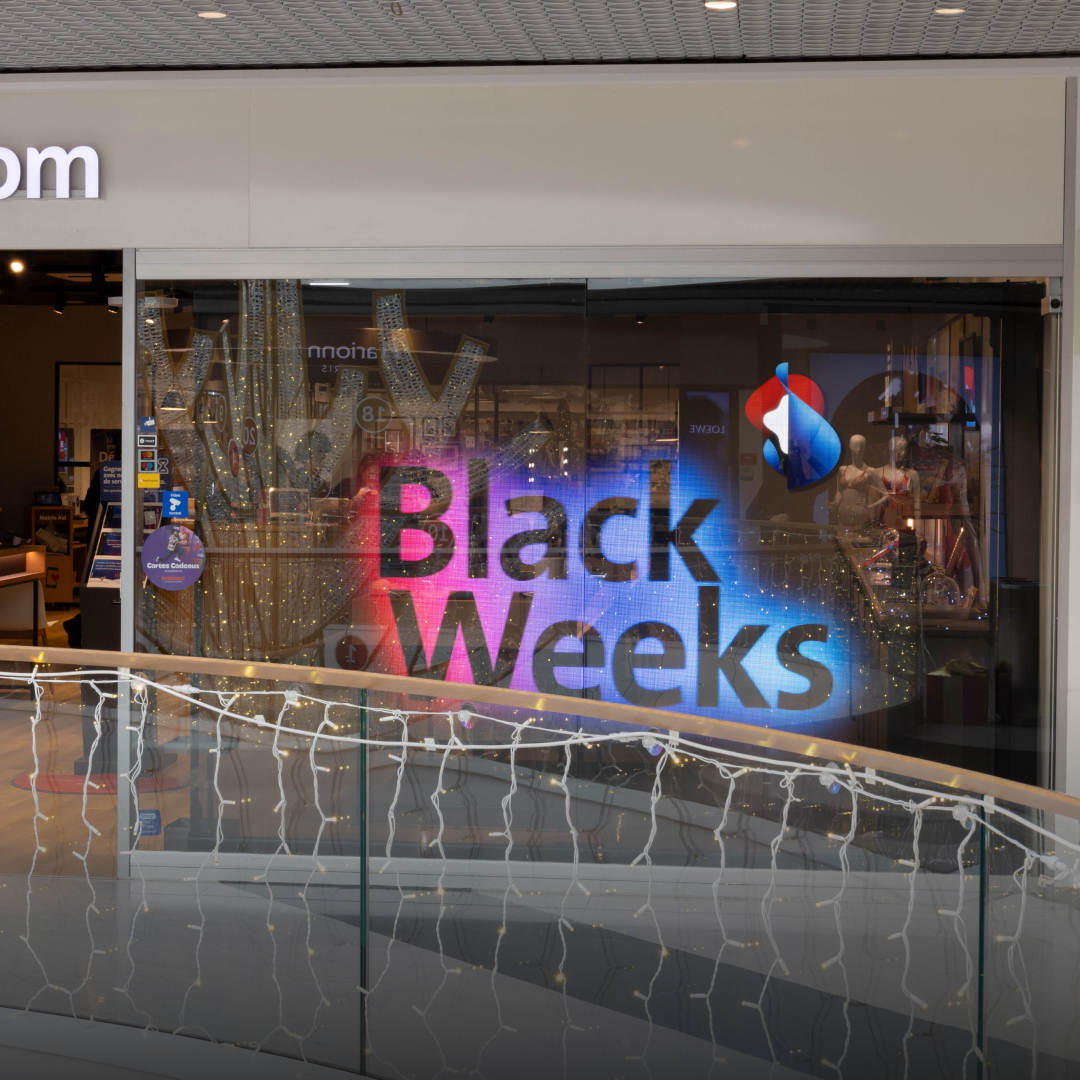 Transparente LED-Installation im Swisscom Schaufenster – moderne Retail-Kommunikation mit digitaler Werbung am POS in der Schweiz.