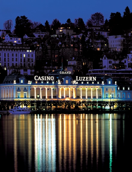 Grand Casino Luzern, spiegelnde Lichter im See
