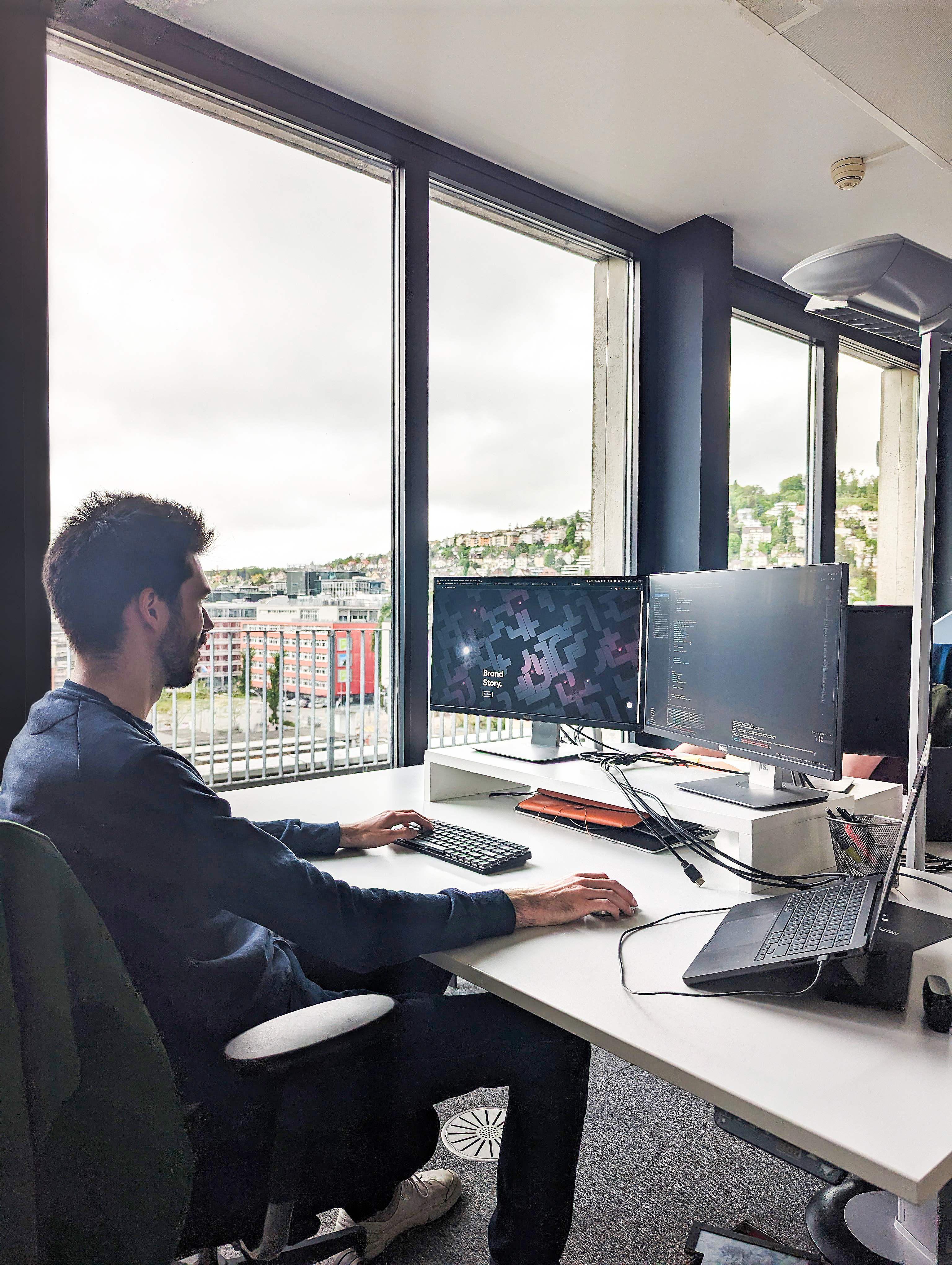 jls-mitarbeiter arbeitet an seinem Arbeitsplatz vor dem Bildschirm.